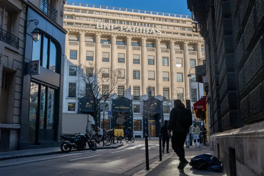 ساختمان مرکزی بانک بی‌ان‌پی پاریبا (BNP Paribas) در خیابان‌های شهر