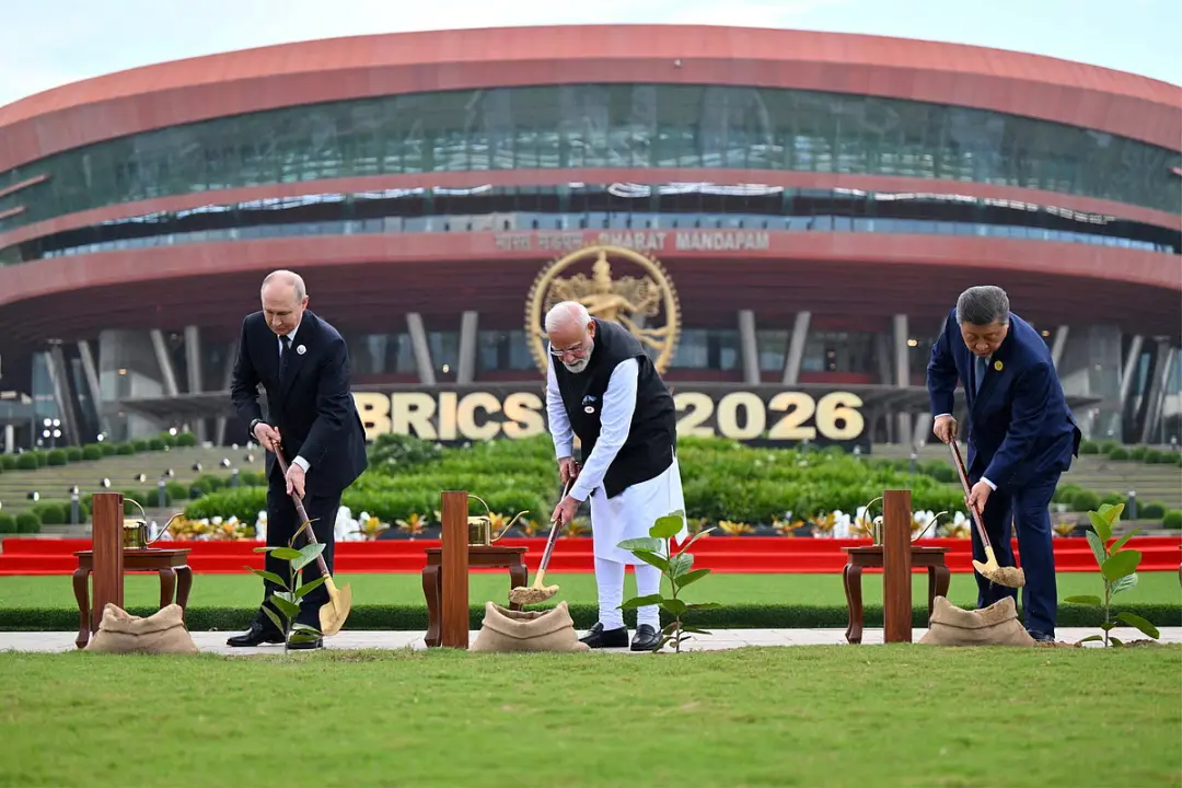 ناروتانا مودی (Narendra Modi) و ولادیمیر پوتین (Vladimir Putin) در حال کاشت درخت در مراسم BRICS 2026