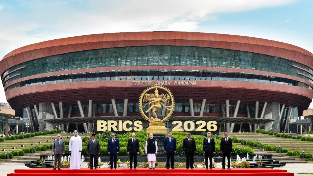 رهبران کشورهای عضو بریکس (BRICS) در مقابل ساختمان برات مانداپام (Bharat Mandapam)