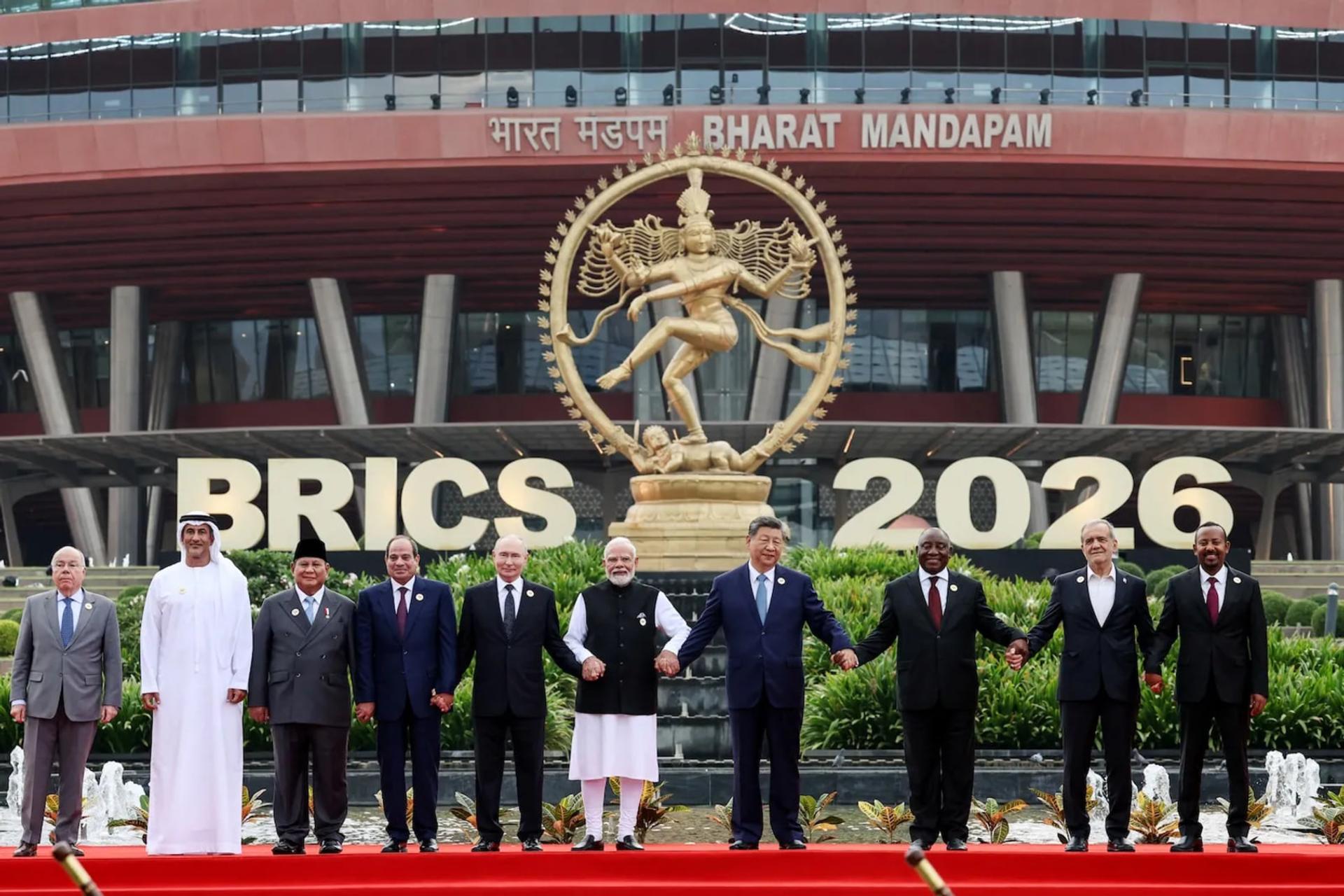 رهبران کشورهای عضو بریکس (BRICS) در مقابل تندیس بزرگ در هند