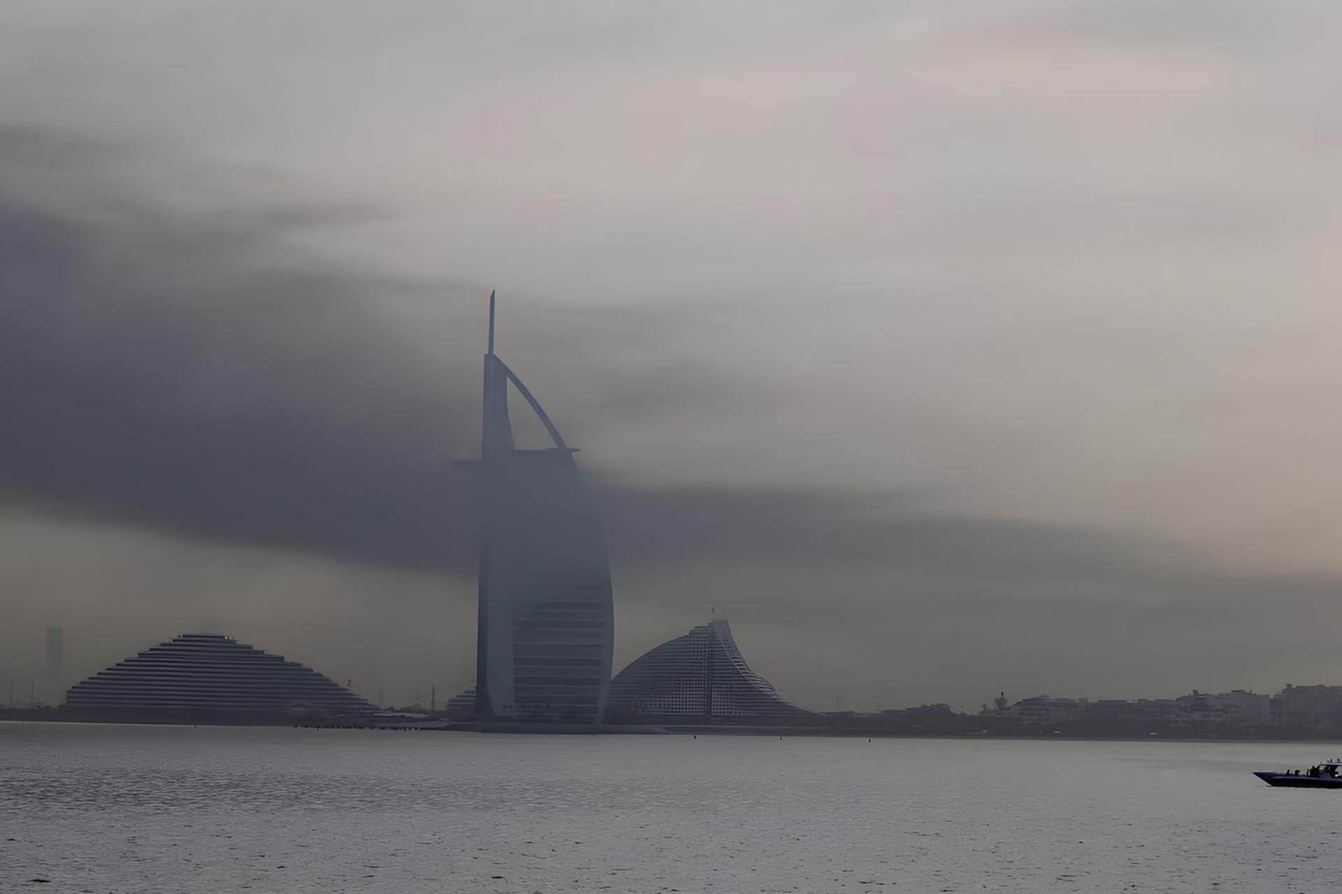 هتل برج‌العرب (Burj Al Arab) در میان مه غلیظ در دبی