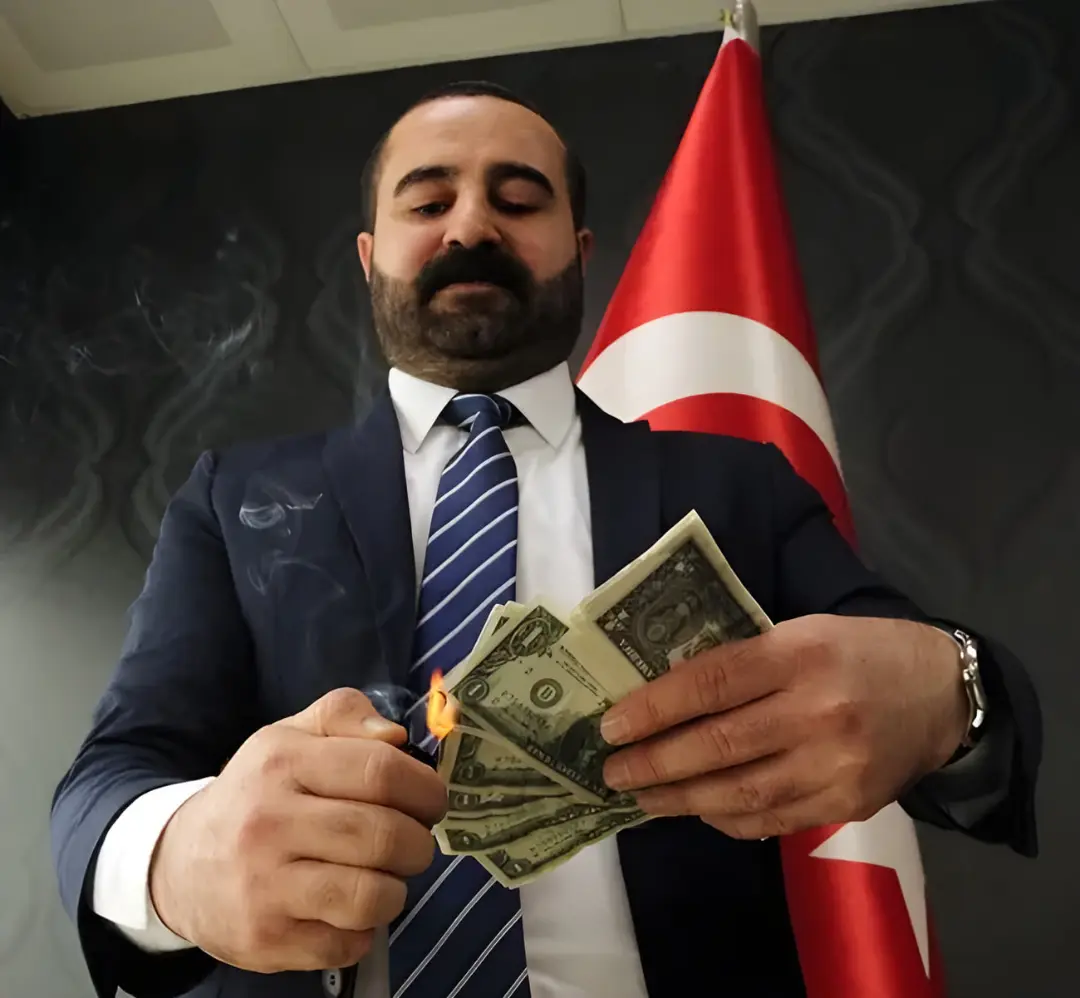 اسکناس‌های دلار (US Dollar) در دست مردی که در حال سوزاندن آن‌هاست