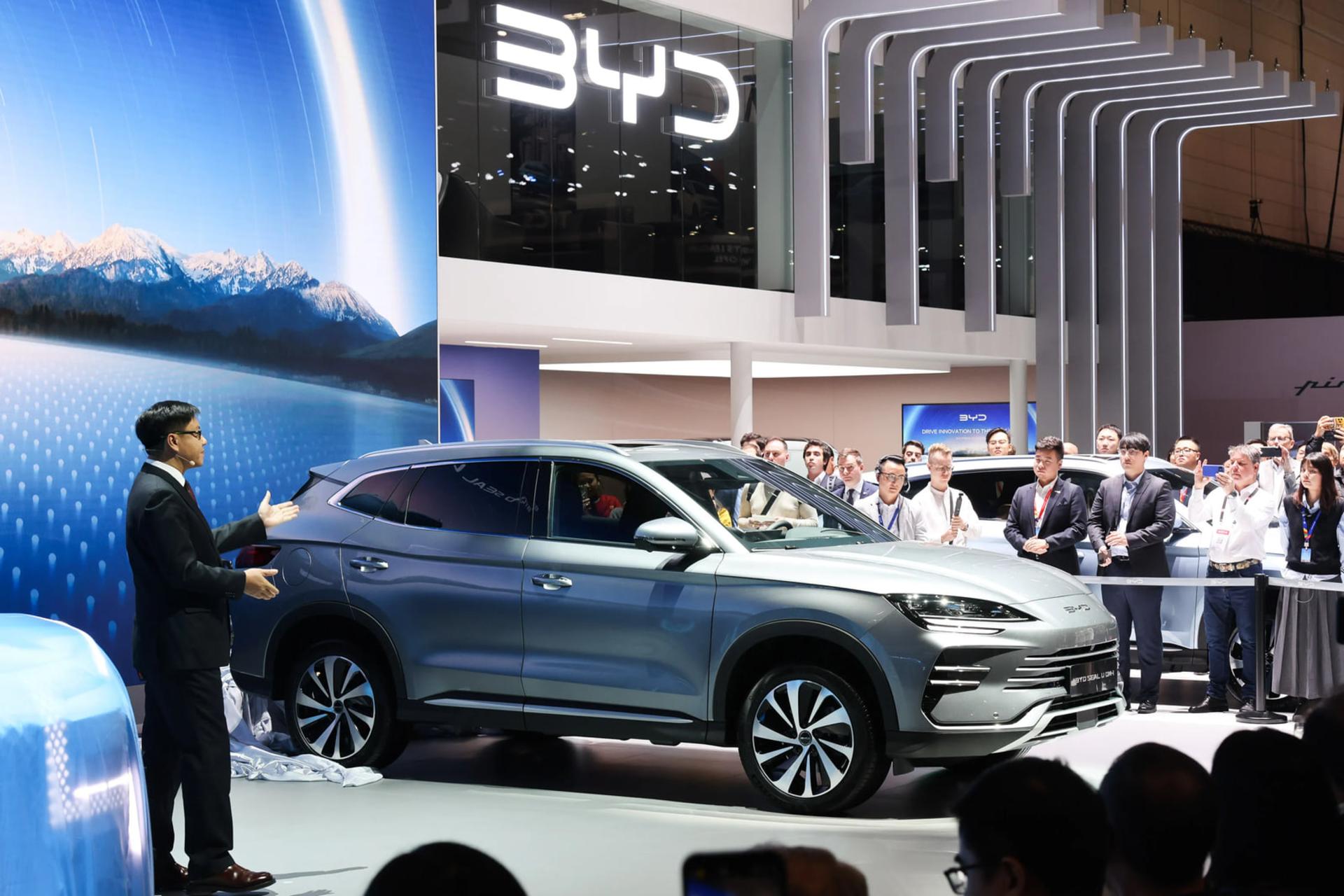 خودروی شاسی‌بلند بی‌وایدی (BYD) در نمایشگاه خودرو در کنار مفسر