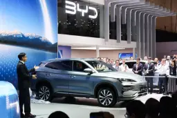 خودروی شاسی‌بلند بی‌وایدی (BYD) در نمایشگاه خودرو در کنار مفسر