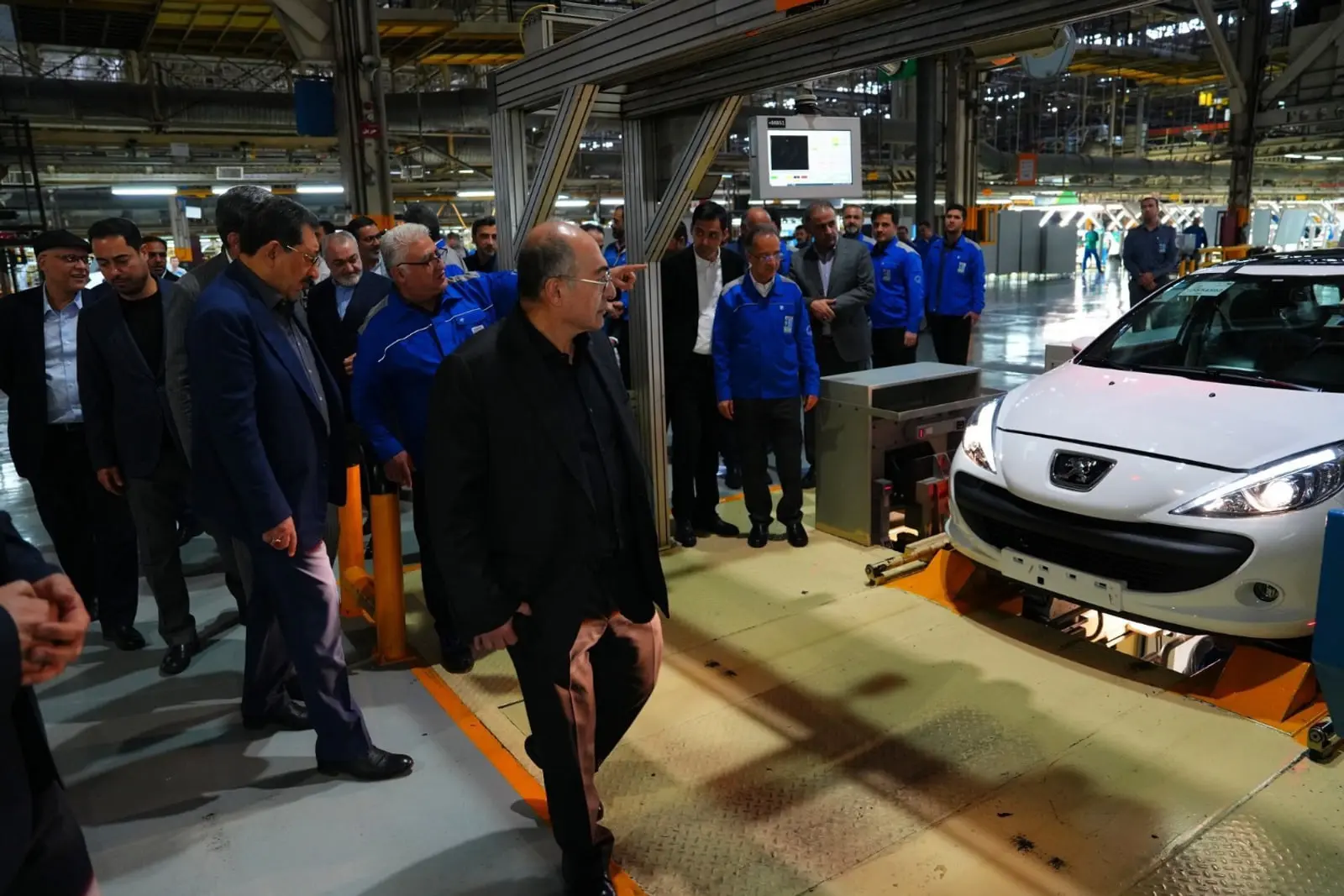 خودروی سفید پژو (Peugeot) در خط مونتاژ کارخانه خودروسازی