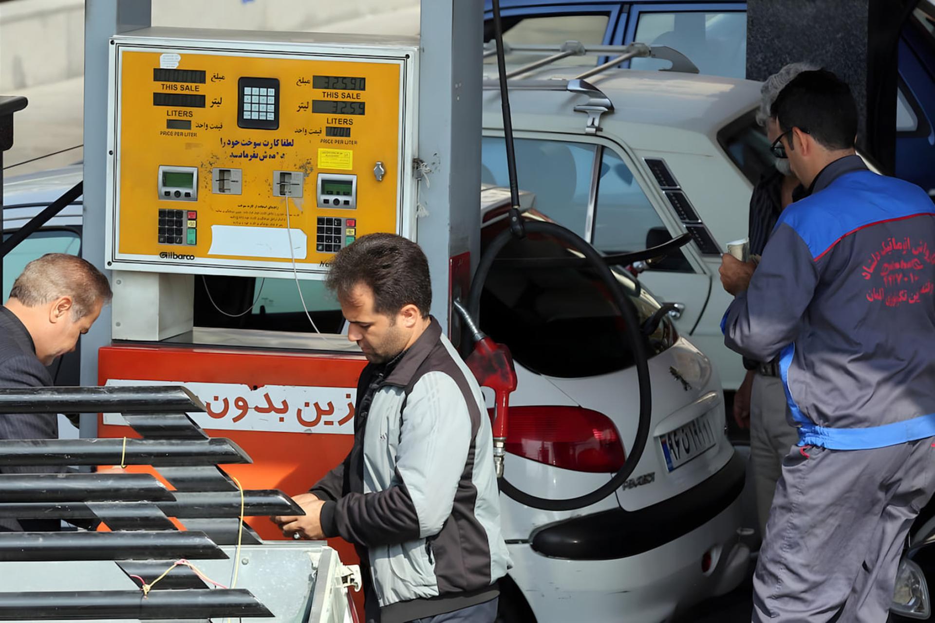 سوخت‌گیری خودرو با دستگاه پمپ بنزین در یک ایستگاه سوخت‌رسانی