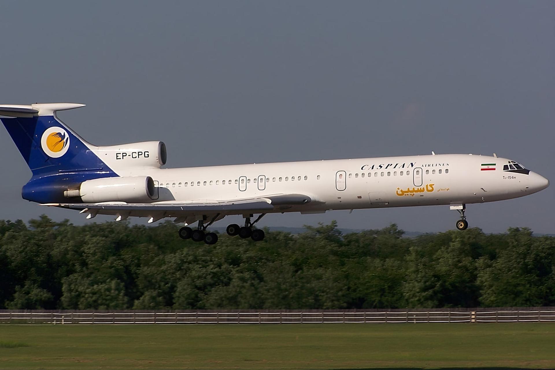 هواپیمای شرکت کاسپین ایرلاینز (Caspian Airlines) در حال پرواز در آسمان