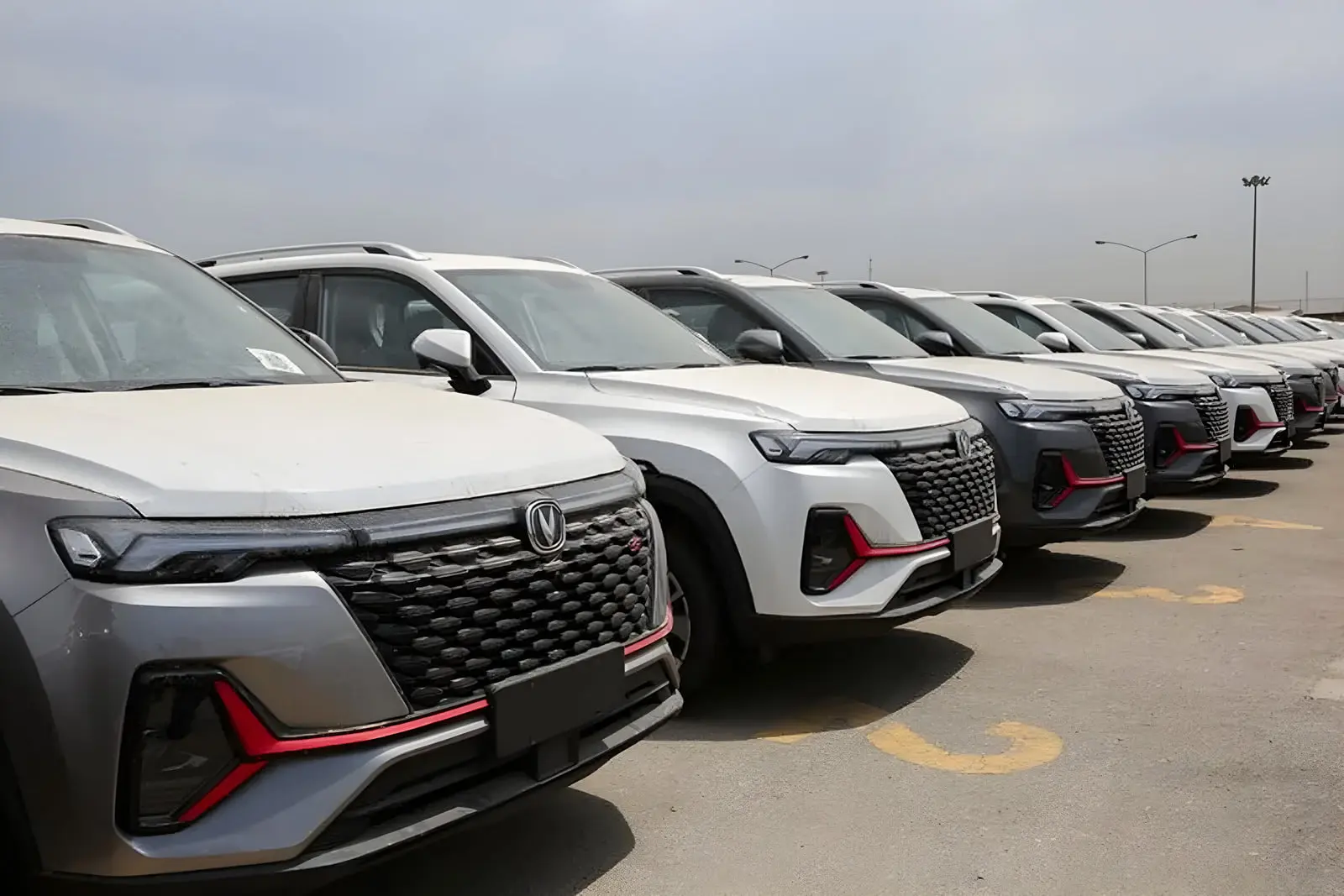 خودروهای سفید چانگان (Changan) در ردیف‌های منظم در یک فضای باز