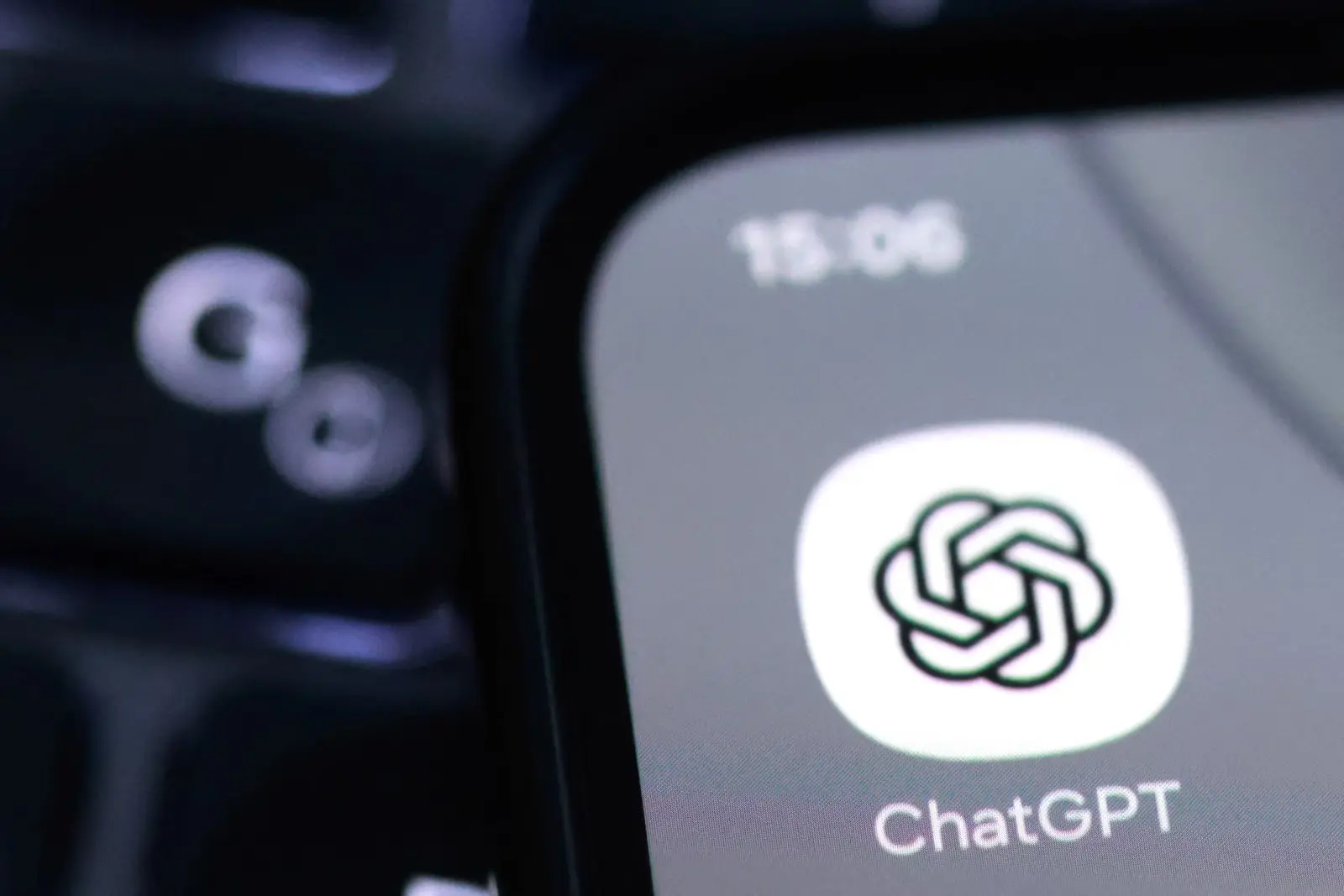 آیکون اپلیکیشن چت‌جی‌پی‌تی (ChatGPT) روی صفحه نمایش گوشی هوشمند