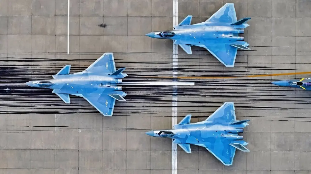 جنگنده چنگدو (Chengdu J-20) با رنگ آبی در باند فرودگاه