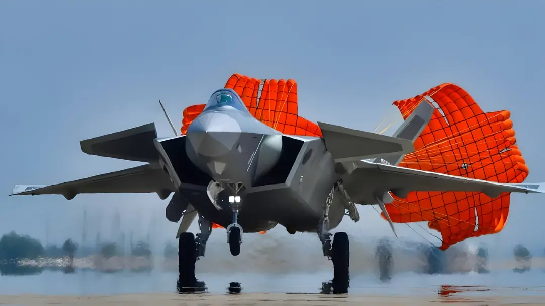 جنگنده رادارگریز چنگدو (Chengdu J-20S) در حال فرود روی باند با چتر ترمز نارنجی