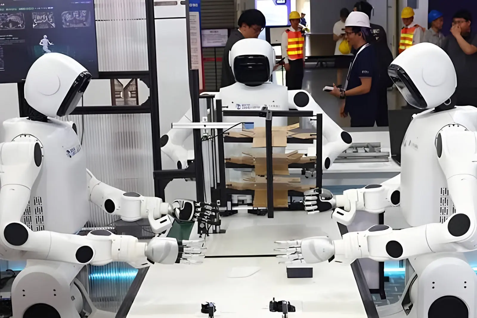 ربات‌های انسان‌نمایی (Humanoid Robots) در حال کار در یک خط تولید صنعتی هوشمند