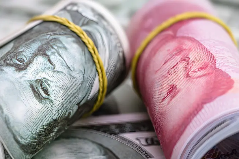 رول‌های اسکناس دلار آمریکا (US Dollar) و یوآن چین در کنار هم