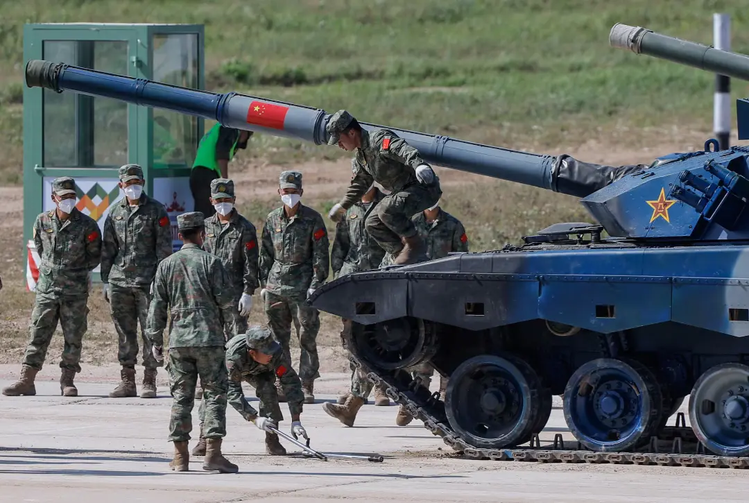 تانک چینی (Type 99) در کنار سربازان ارتش آزادی‌بخش خلق چین (PLA) در میدان تمرین