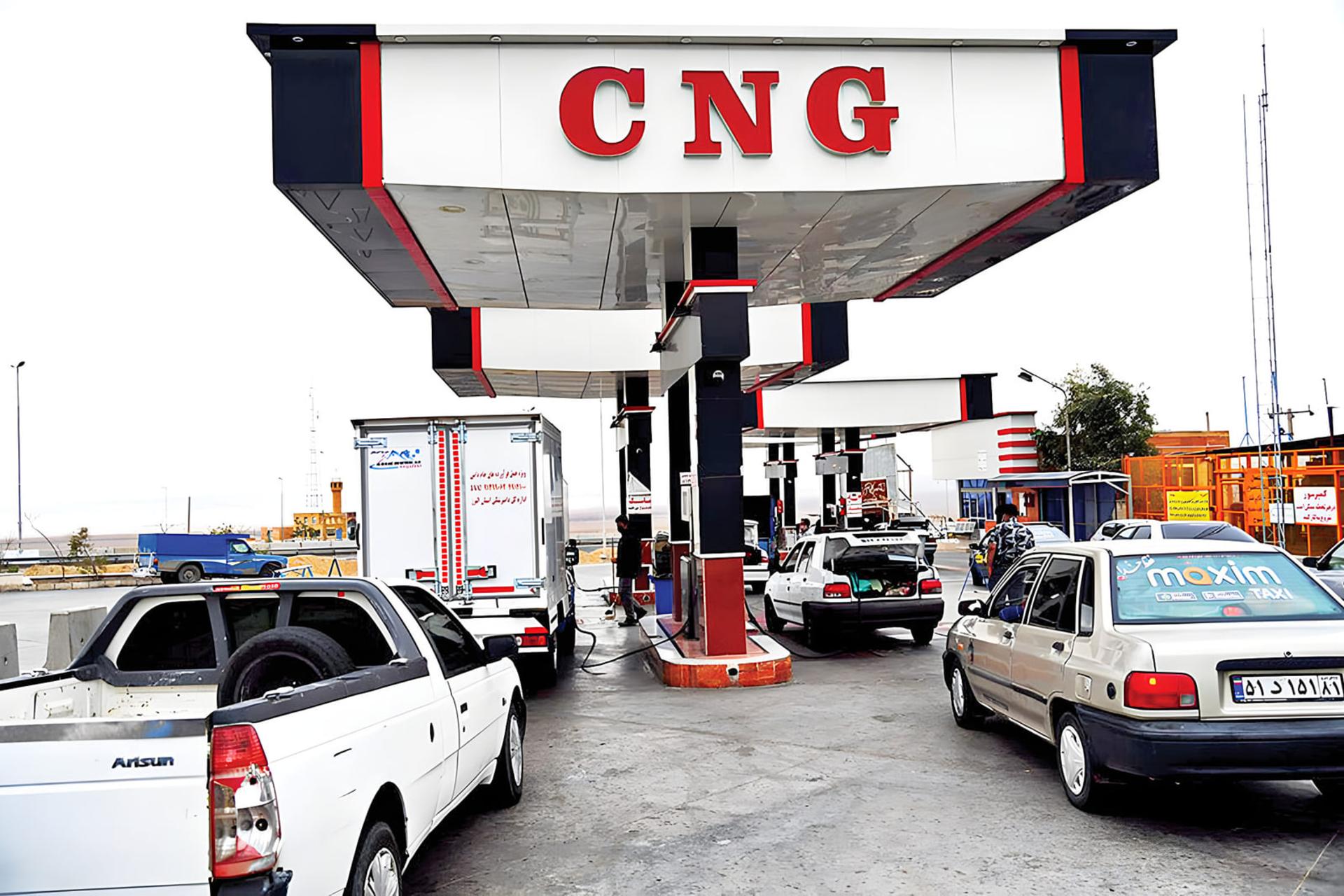 پمپ بنزین CNG با خودروهای در صف انتظار برای سوخت‌گیری