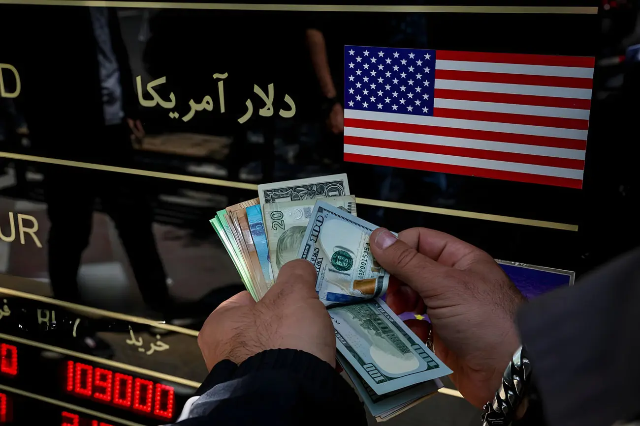 دلار آمریکا (US Dollar) در دست‌های یک فرد در صرافی