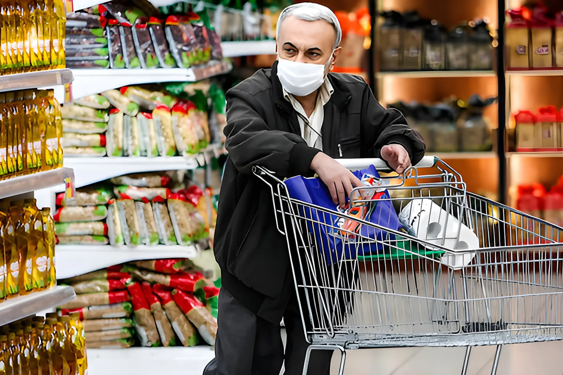 مردی با ماسک در حال خرید کالاهای سوپرمارکت با استفاده از کالابرگ