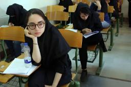 دانش‌آموز دوازدهم در حال شرکت در امتحانات نهایی پایه دوازدهم
