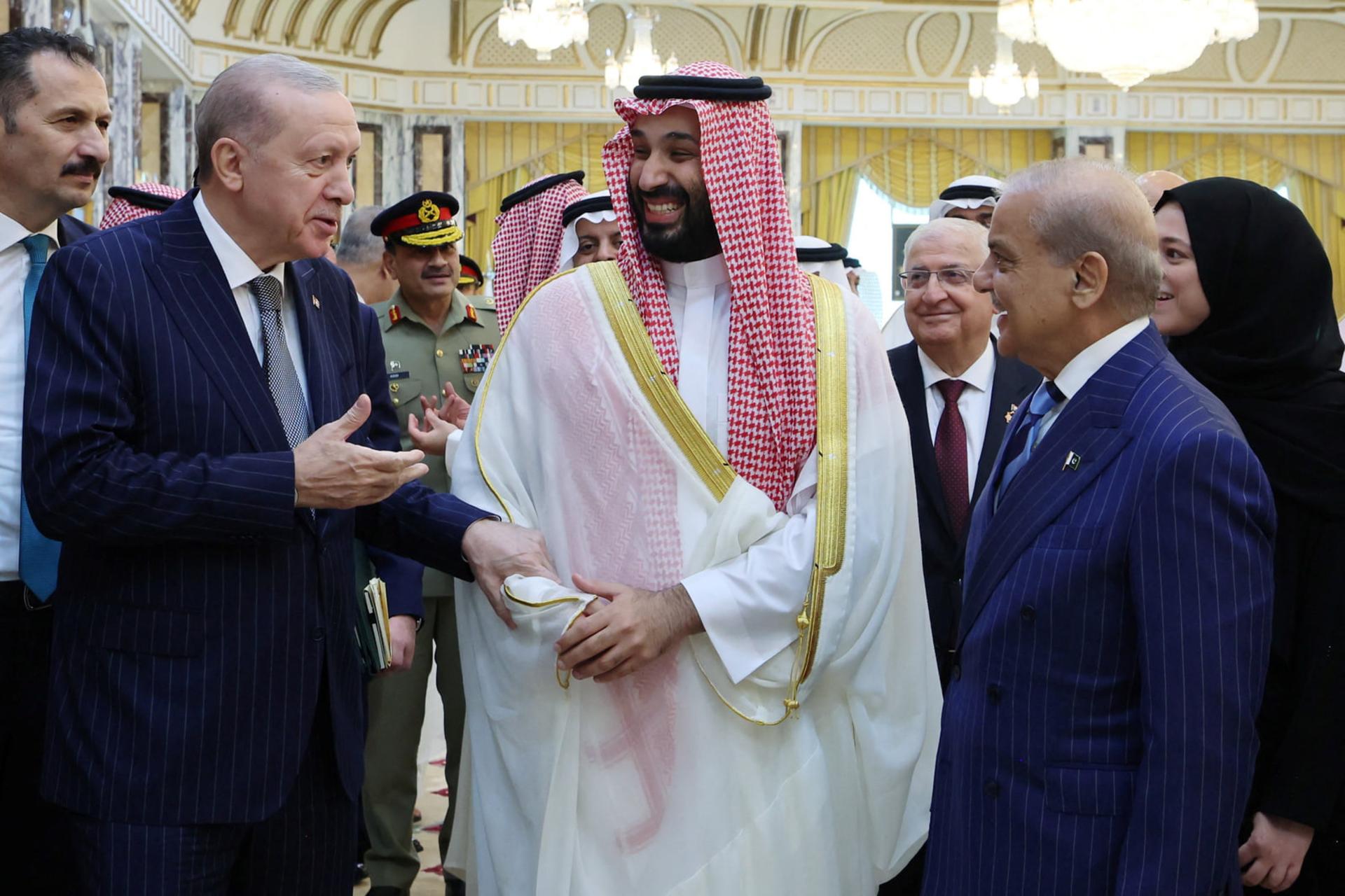 رجب طیب اردوغان (Recep Tayyip Erdoğan) در حال گفت‌و‌گو با مقامات عربستان و پاکستان