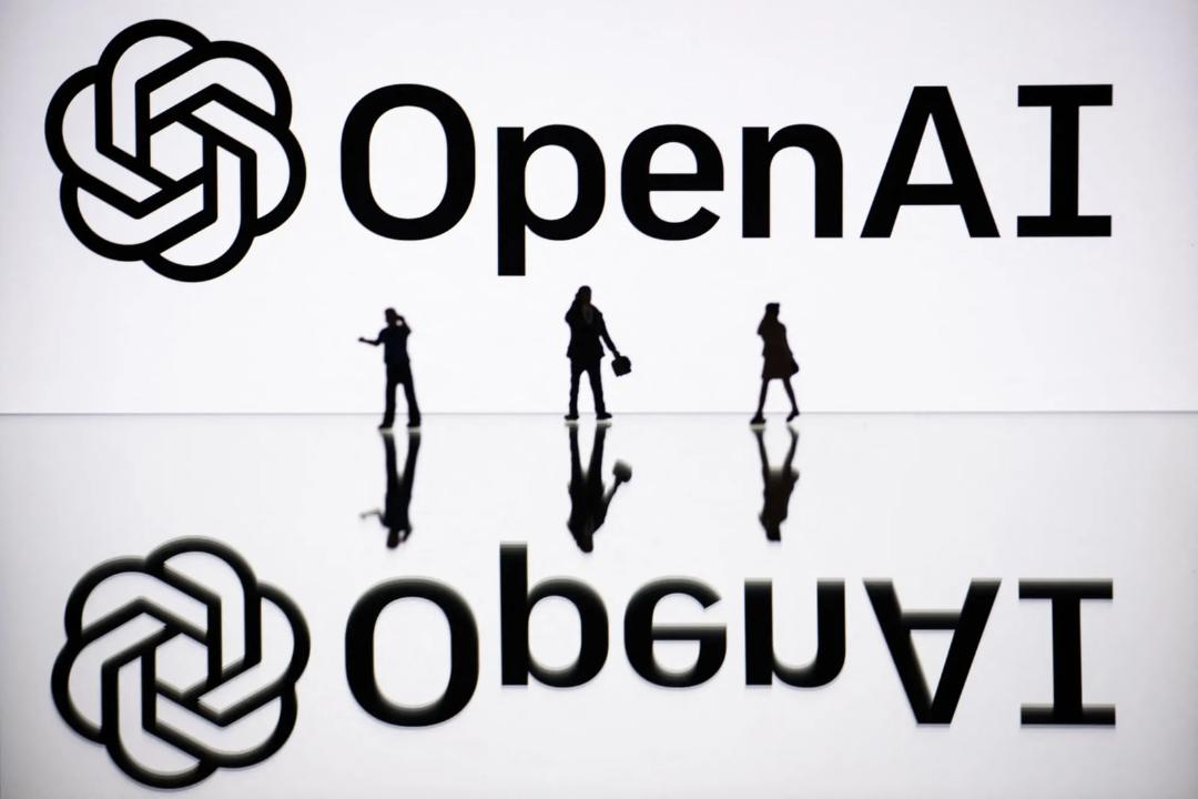 لوگوی شرکت OpenAI (OpenAI) در پس‌زمینه با سایه سه نفر در جلو