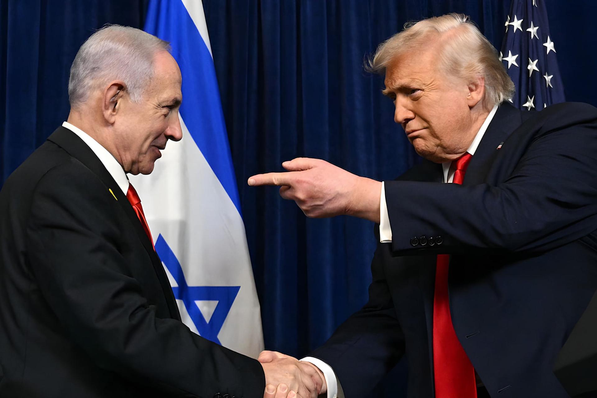 دست دادن بنیامین نتانیاهو (Benjamin Netanyahu) و دونالد ترامپ (Donald Trump) در مقابل پرچم‌ها