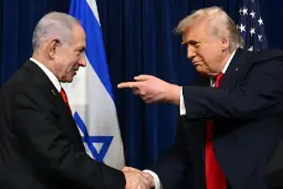 دست دادن بنیامین نتانیاهو (Benjamin Netanyahu) و دونالد ترامپ (Donald Trump) در مقابل پرچم‌ها