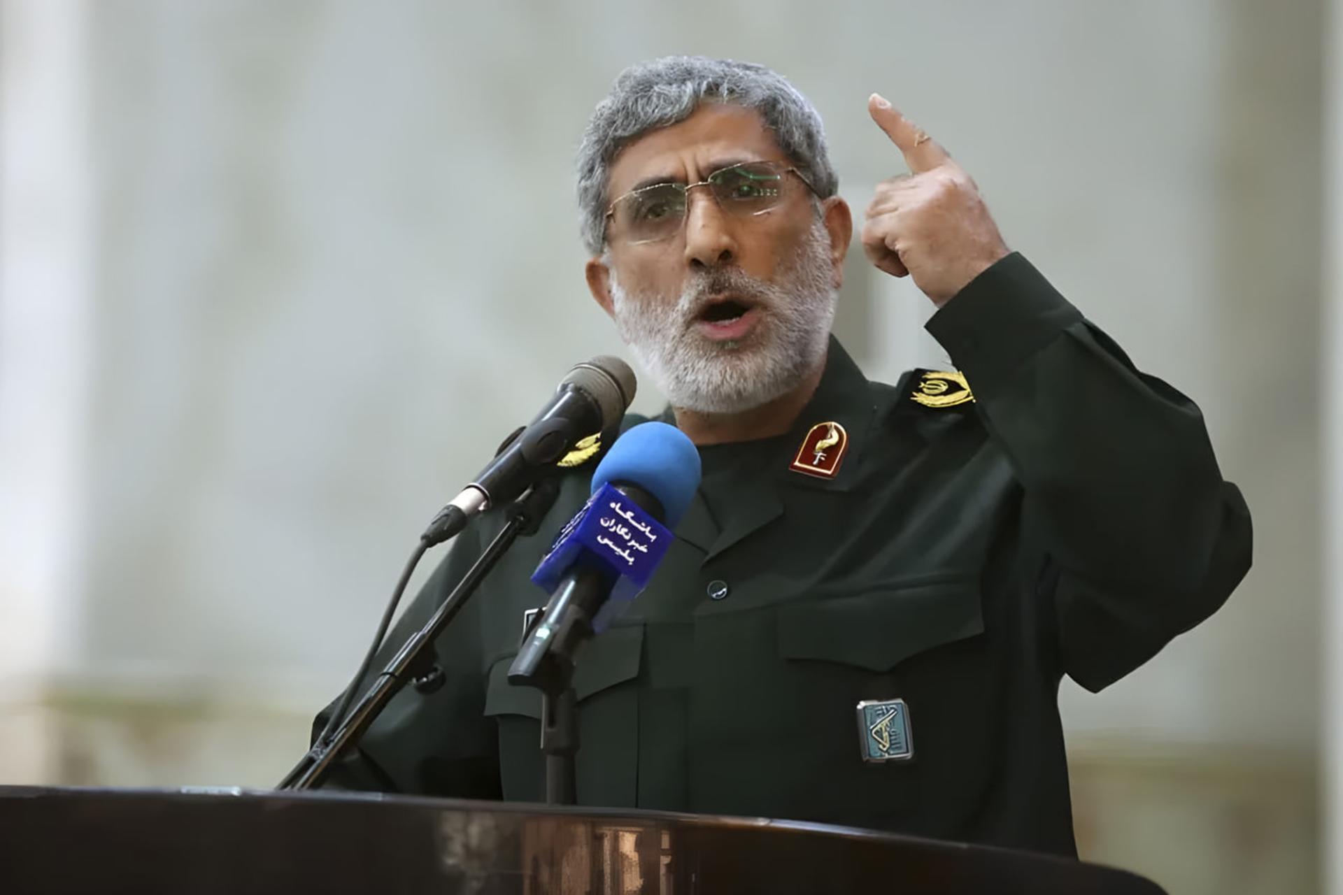 اسماعیل قاآنی (Esmail Qaani) در حال سخنرانی پشت میکروفون
