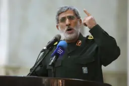 اسماعیل قاآنی (Esmail Qaani) در حال سخنرانی پشت میکروفون