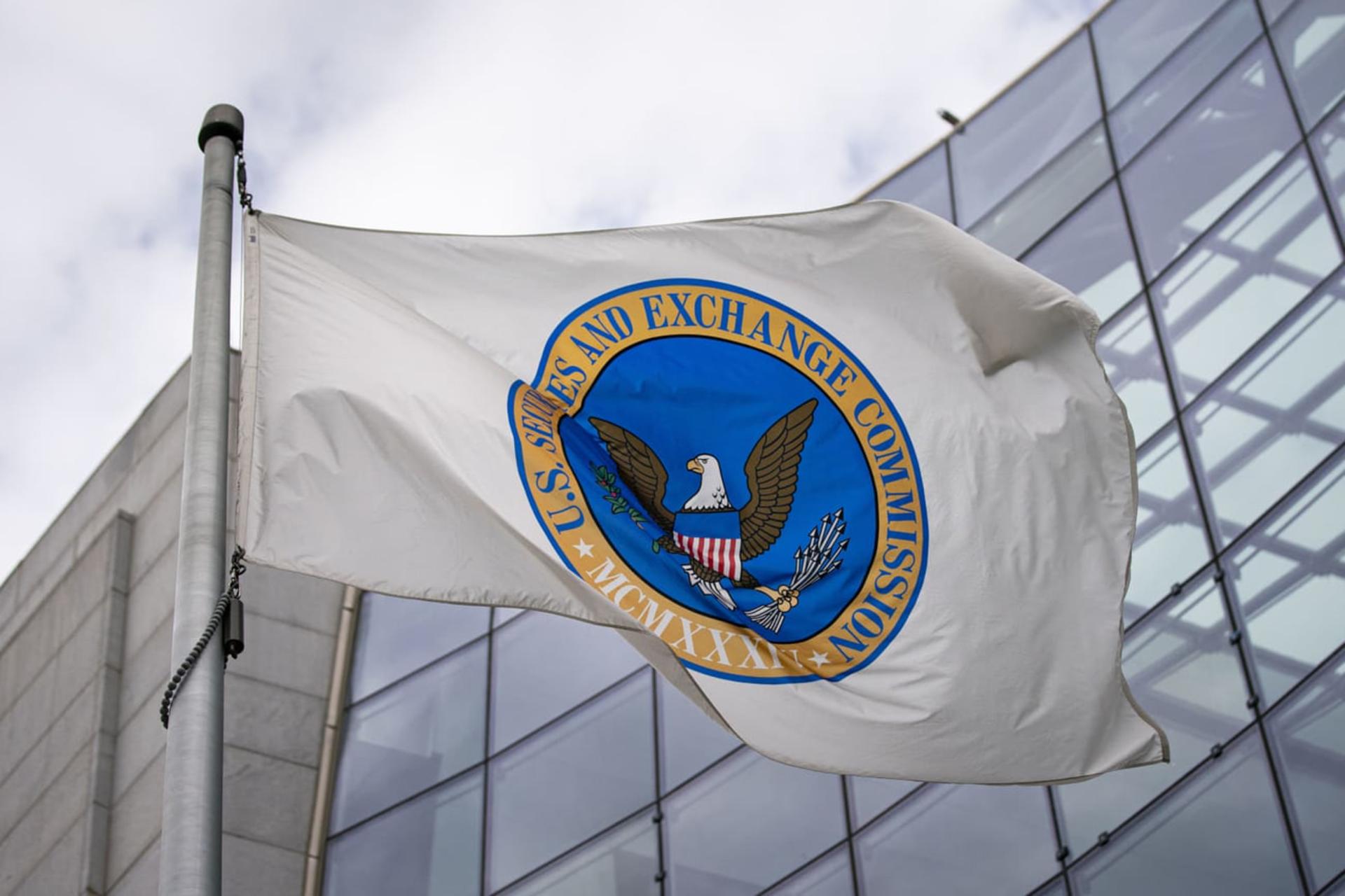 پرچم کمیسیون بورس و تبادل آمریکا (U.S. Securities and Exchange Commission) در مقابل ساختمان شیشه‌ای