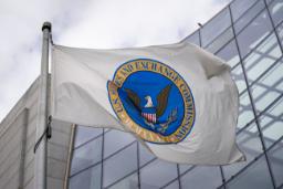 پرچم کمیسیون بورس و تبادل آمریکا (U.S. Securities and Exchange Commission) در مقابل ساختمان شیشه‌ای