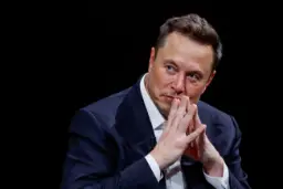 ایلان ماسک (Elon Musk) با دست‌های گره‌خورده در مقابل پس‌زمینه سیاه