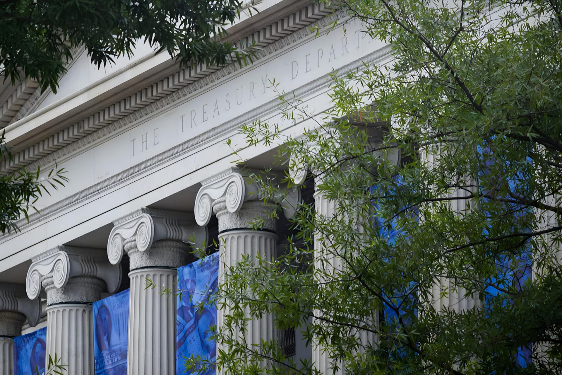 ستون‌های کلاسیک ساختمان وزارت خزانه‌داری (The Treasury Department) آمریکا