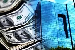 اسکناس‌های دلار آمریکا  در کنار ساختمان بانک مرکزی