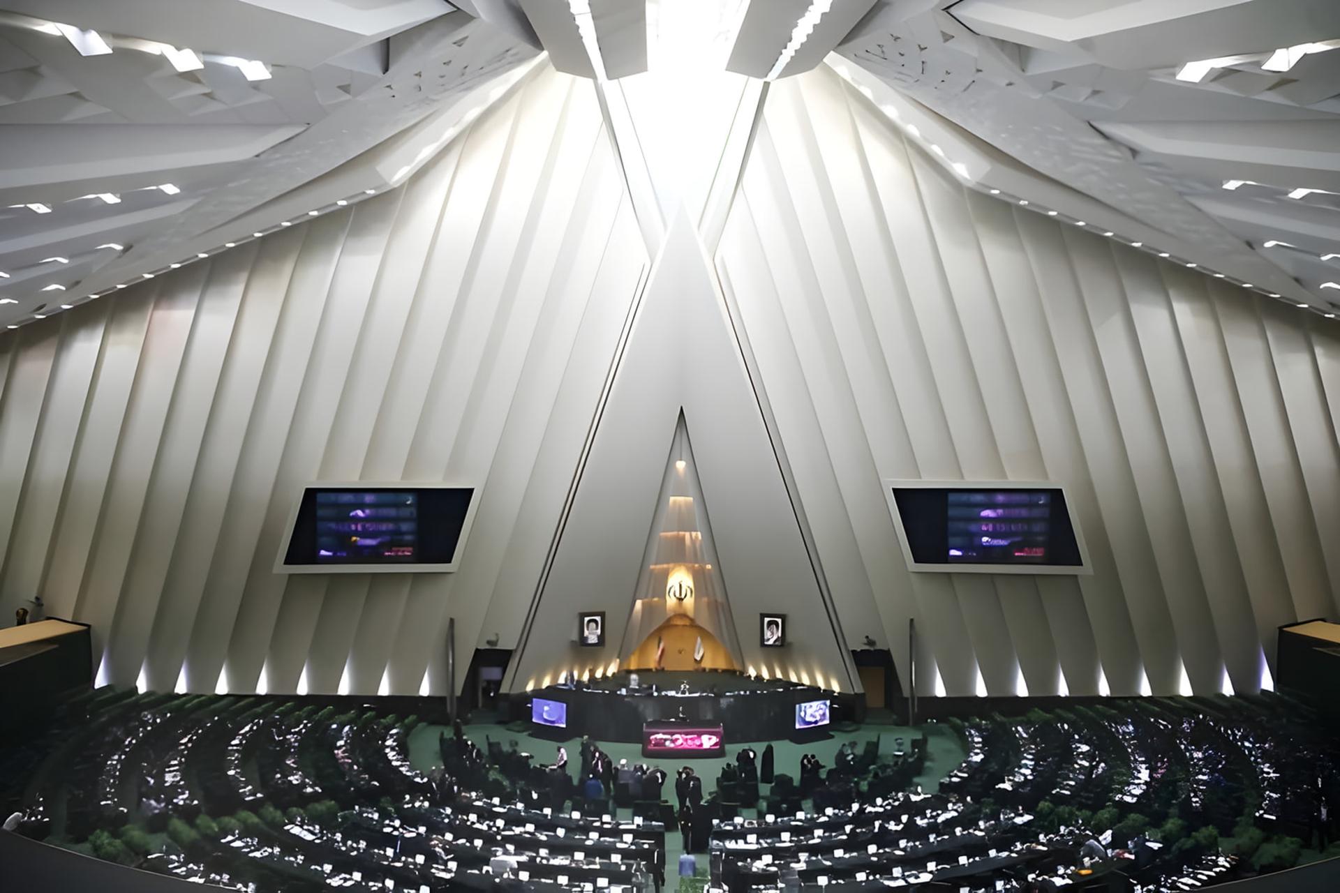 سالن اصلی مجلس شورای اسلامی با معماری مدرن و صندلی‌های نمایندگان