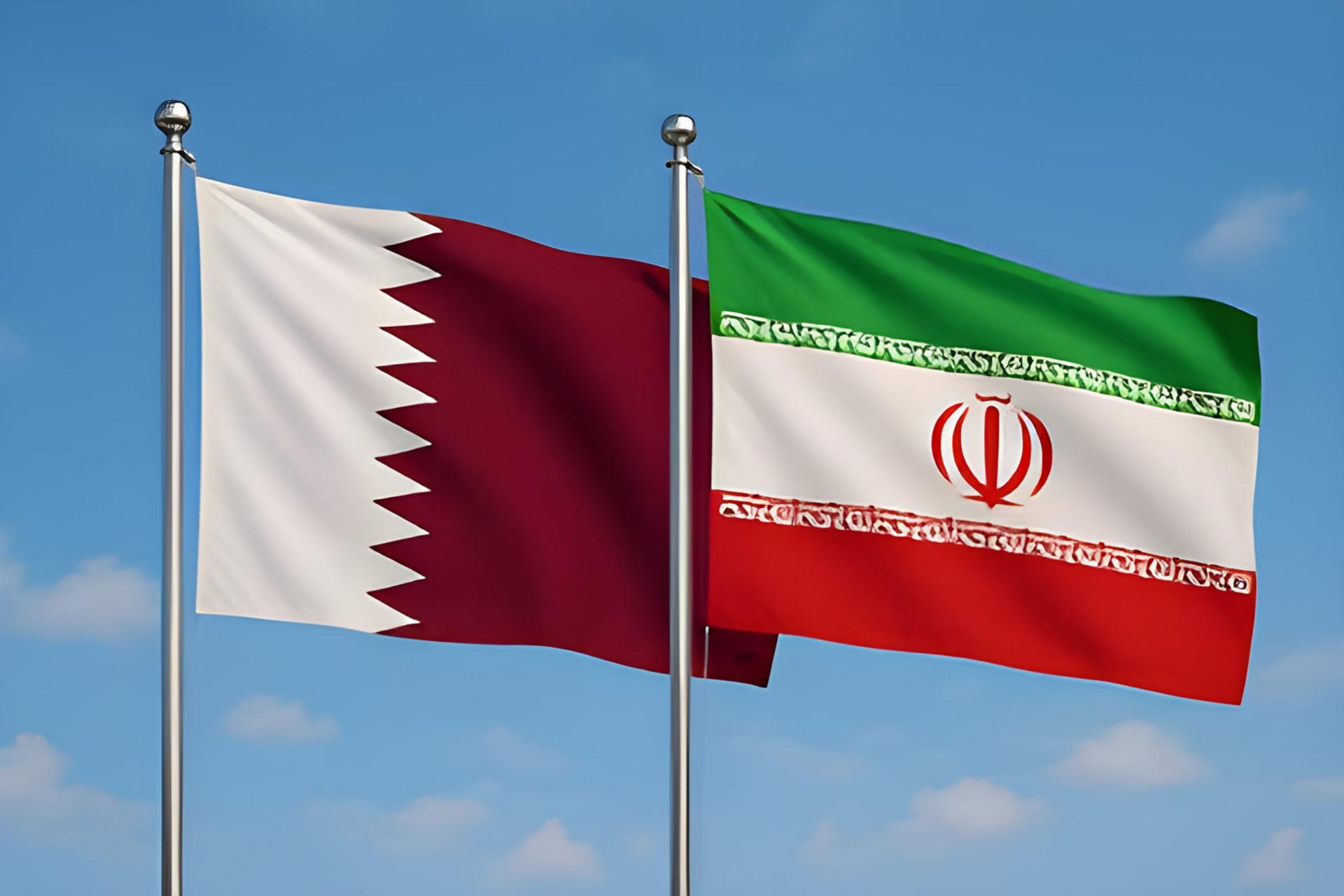 پرچم‌های ایران (Iran) و قطر (Qatar) در مقابل آسمان آبی