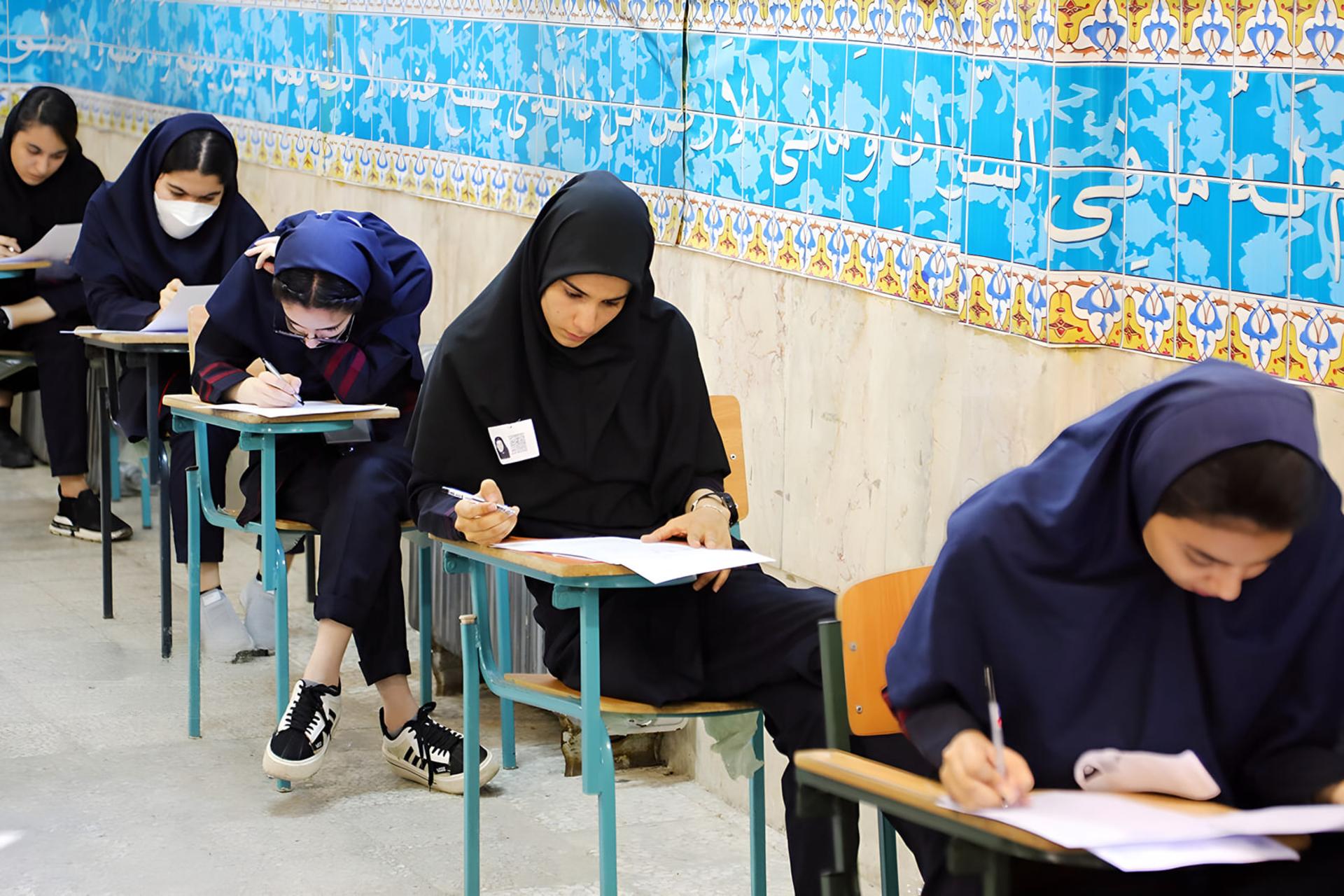 دانش‌آموزان در حال پاسخ‌دهی به سوالات آزمون کنکور ۱۴۰۵ در سالن امتحان