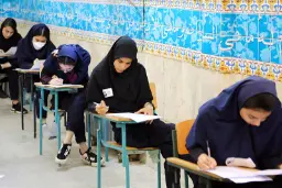 دانش‌آموزان در حال پاسخ‌دهی به سوالات آزمون کنکور ۱۴۰۵ در سالن امتحان