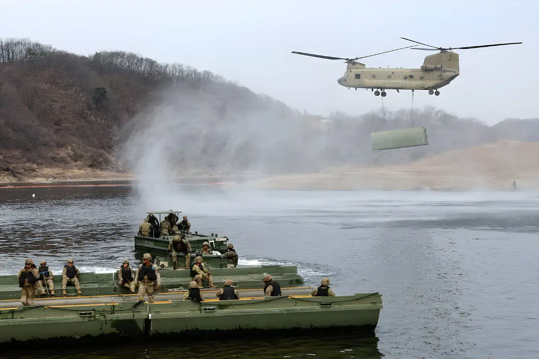 هلیکوپتر چینوک (Chinook) در حال حمل محموله در رزمایش نظامی