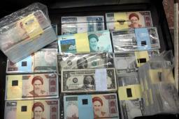 رزمه‌های اسکناس‌های ریال ایران و اسکناس‌های دلار آمریکا (US Dollar) در کنار هم