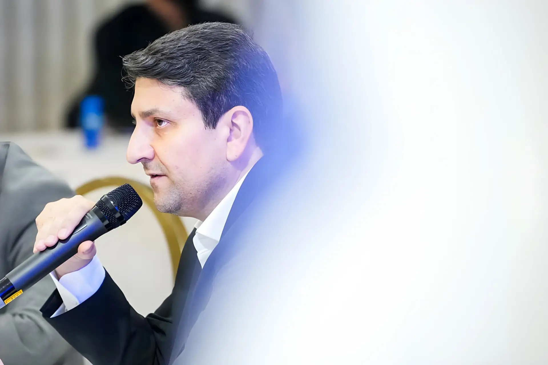 سید ستار هاشمی (Seyed Setar Hashemi) در حال صحبت با میکروفون