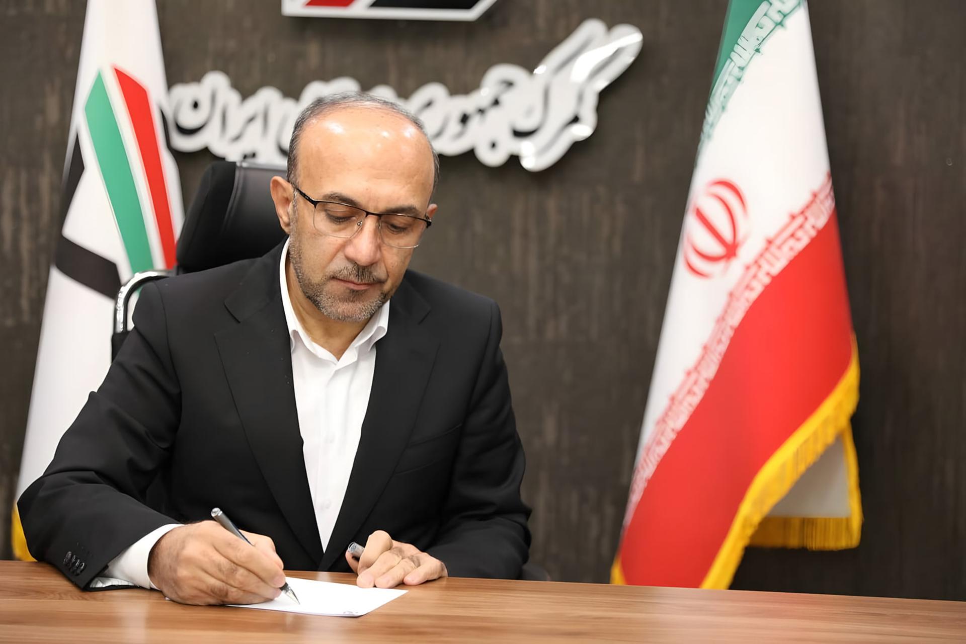 فرود عسگری (Foroud Asgari) رئیس کل گمرک در حال امضا کردن اسناد