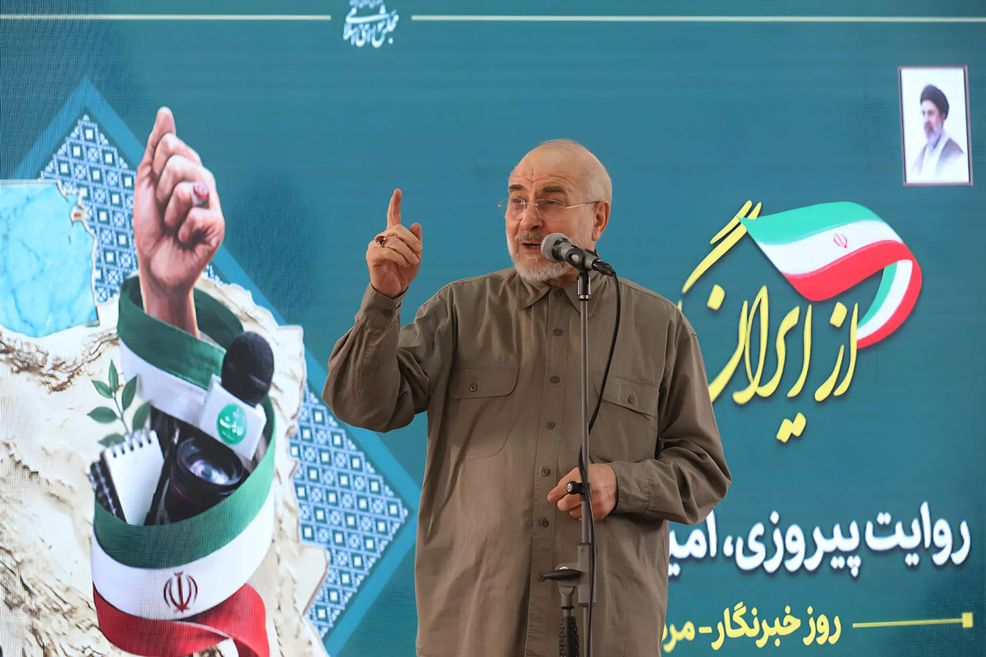 محمدباقر قالیباف (Mohammad Bagher Ghalibaf) در حال سخنرانی در یک مراسم رسمی