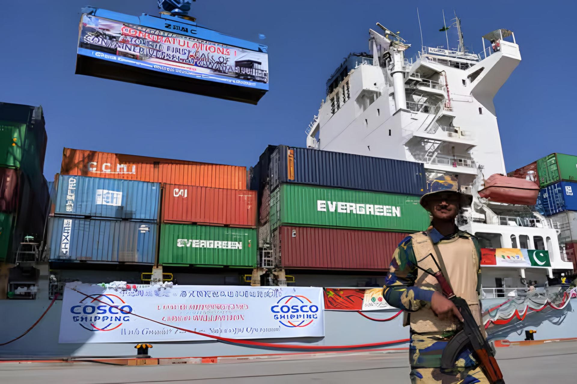 کانتینرهای رنگی برندهای Evergreen و COSCO در بندر کراچی پاکستان
