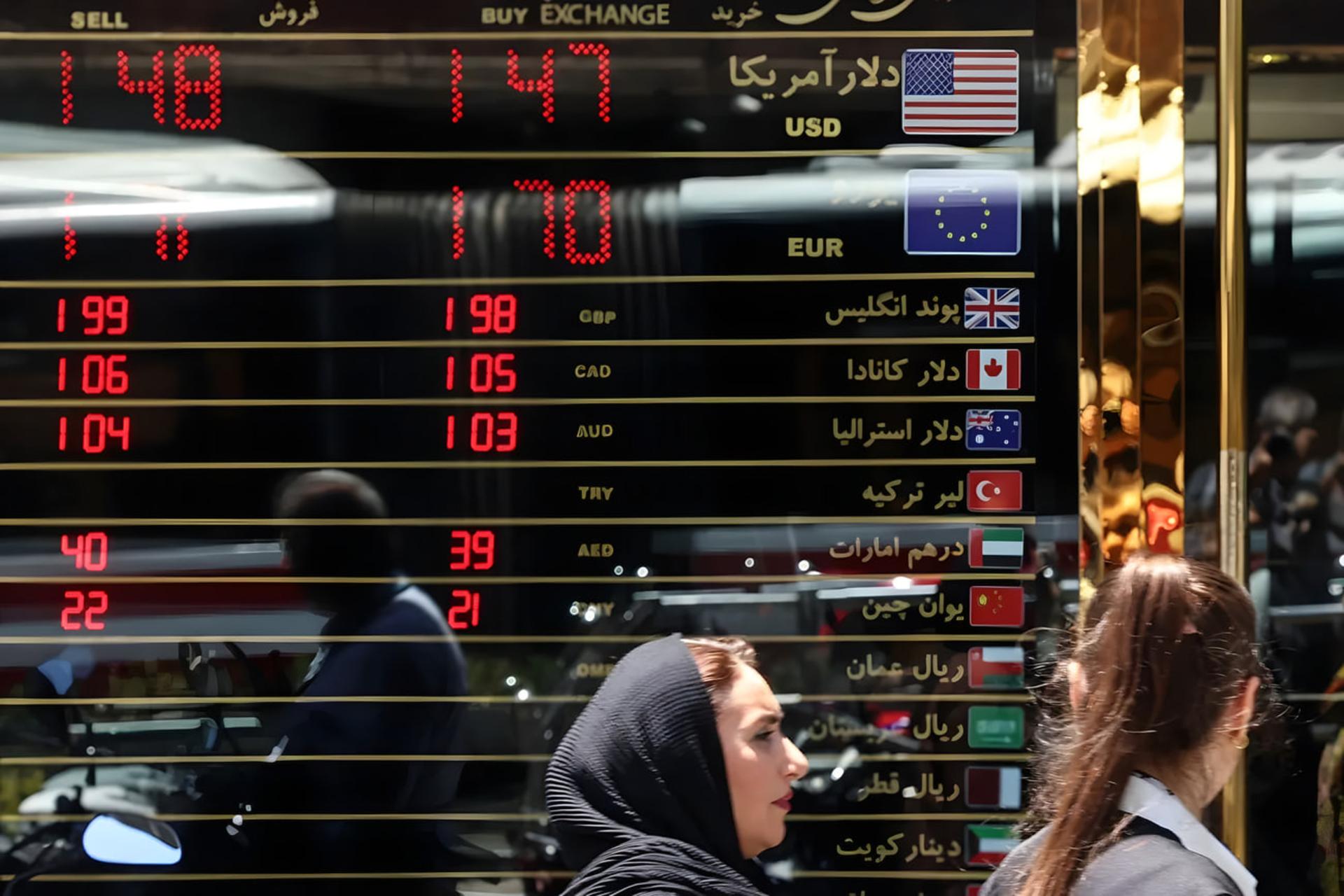 تابلوی دیجیتال نمایش‌دهنده قیمت‌های خرید و فروش دلار آمریکا (USD) و سایر ارزها