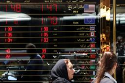 تابلوی دیجیتال نمایش‌دهنده قیمت‌های خرید و فروش دلار آمریکا (USD) و سایر ارزها