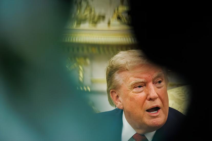 دونالد ترامپ (Donald Trump) در حال صحبت در یک محیط رسمی