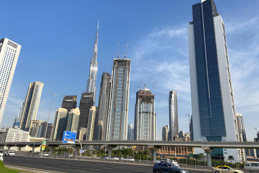 آسمان‌خراش‌های بلند شهر دبی (Dubai) در کنار بزرگراه اصلی
