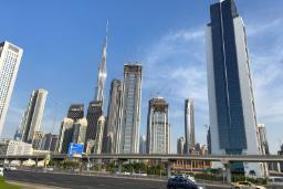 آسمان‌خراش‌های بلند شهر دبی (Dubai) در کنار بزرگراه اصلی