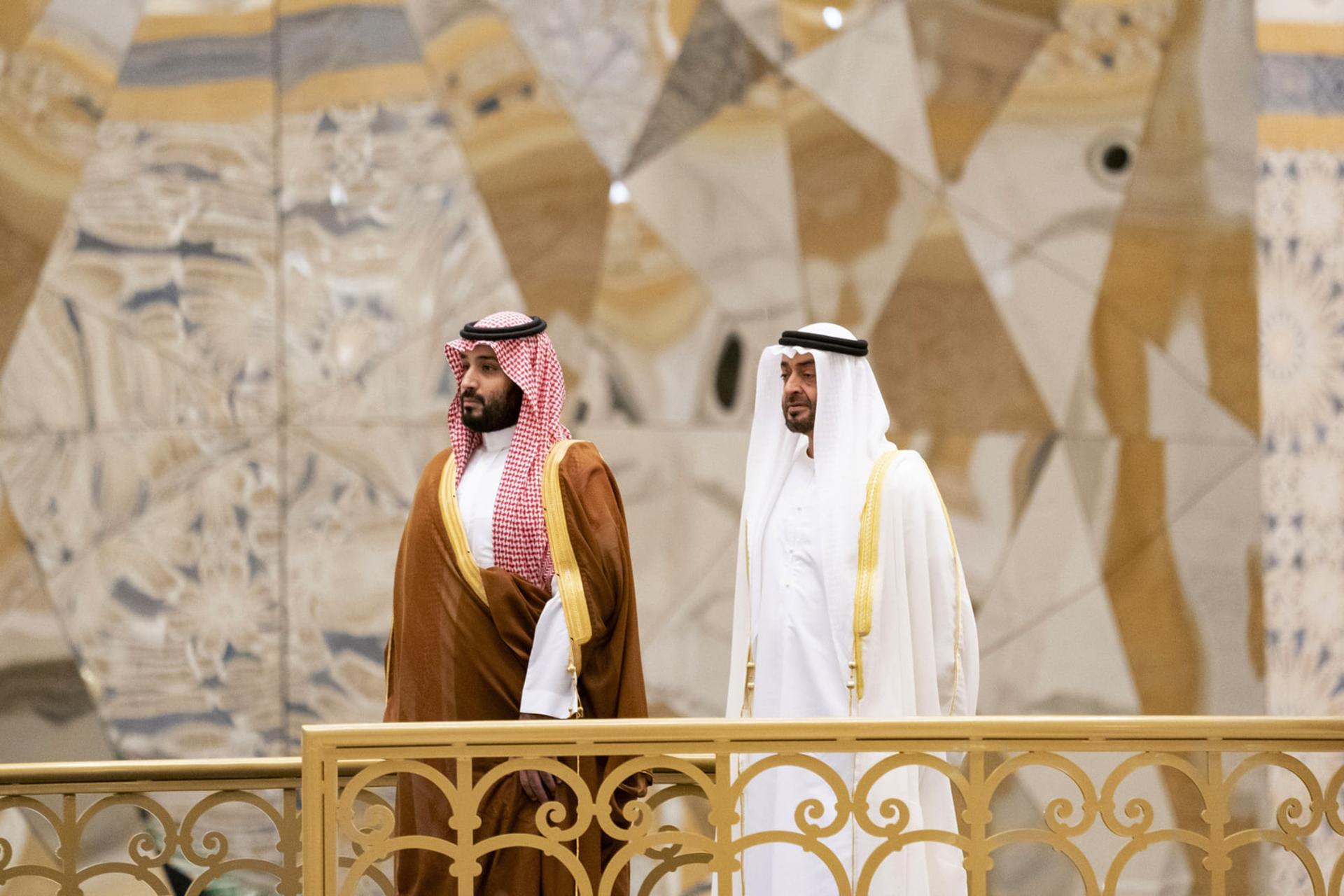 محمد بن سلمان (Mohammed bin Salman) و شیخ محمد بن زاید در یک مراسم رسمی