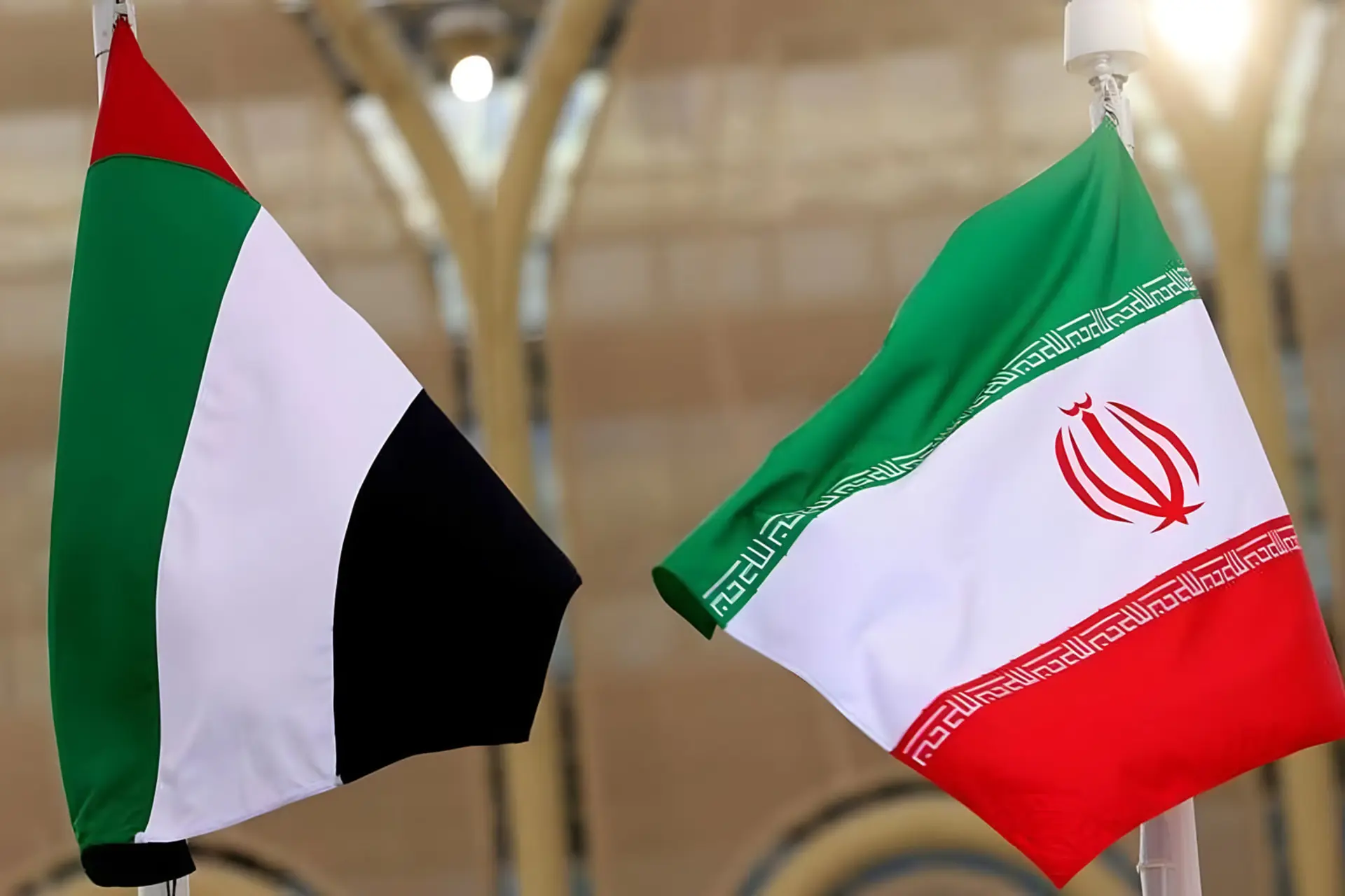 پرچم امارات (UAE) و پرچم ایران در کنار یکدیگر